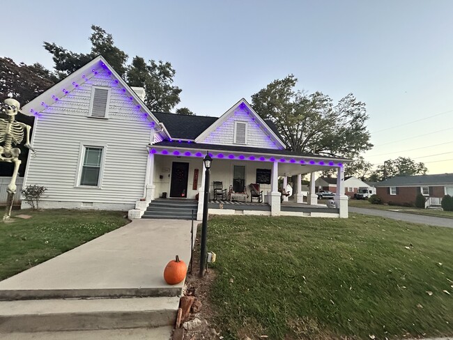 Building Photo - 600 W Mountain St