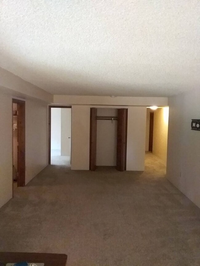 Building Photo - Spacious ground level