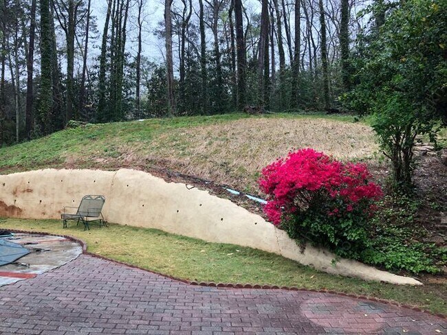 Building Photo - 2570 Northside Dr NW