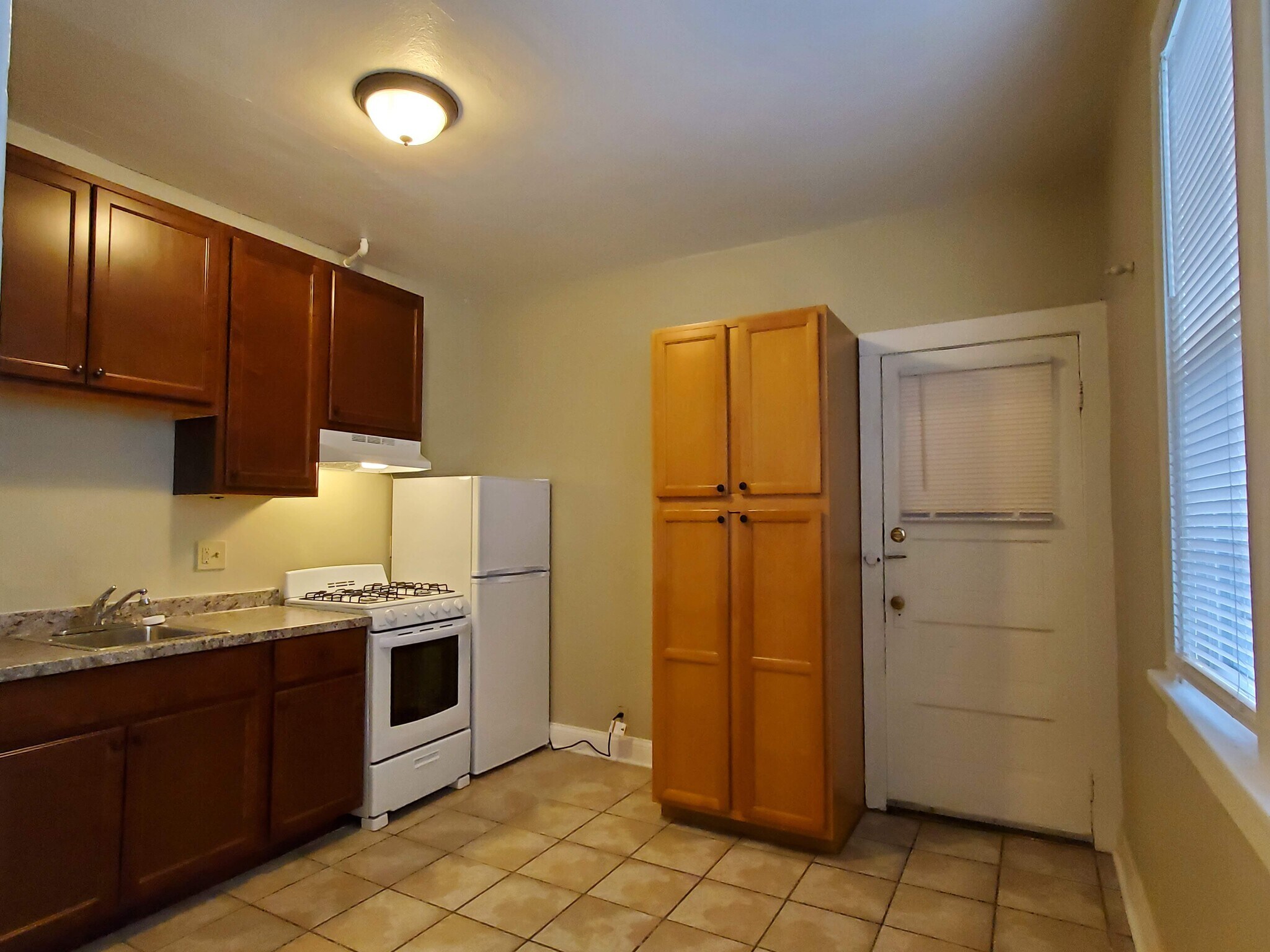 Building Photo - 1927 E Hillcrest Ave