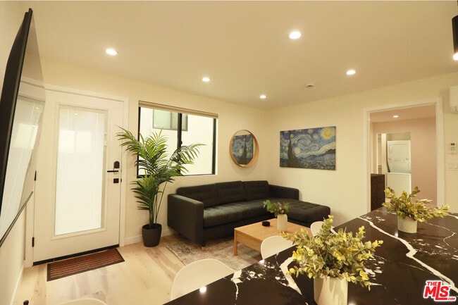 Building Photo - 9024 Phyllis Ave