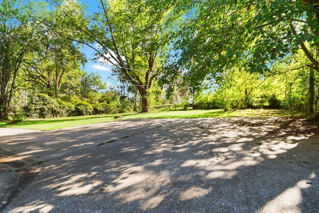 Building Photo - Pet Friendly Four Bedroom!