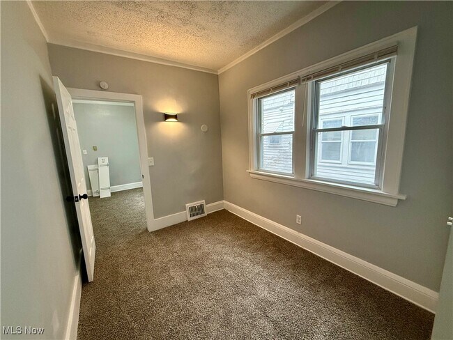 Building Photo - 810 Thayer St