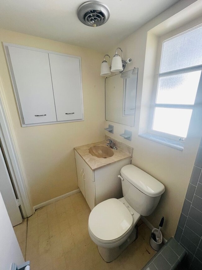 Building Photo - Spacious 2Bed/2Bath Home Avail. for Rent in Southgate Sarasota!!