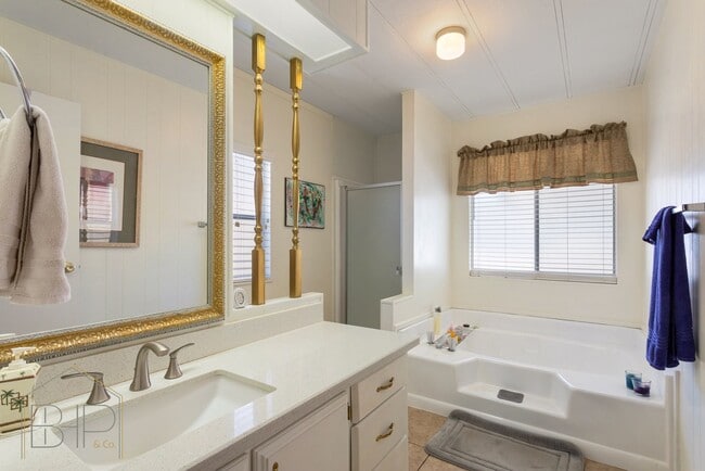 Building Photo - 55+ Senior Community~ 2 bed/2 bath with Am...