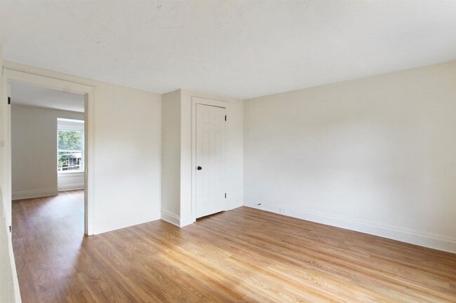 Building Photo - Spacious 5 Bedroom, 2 Bath Home in York City!