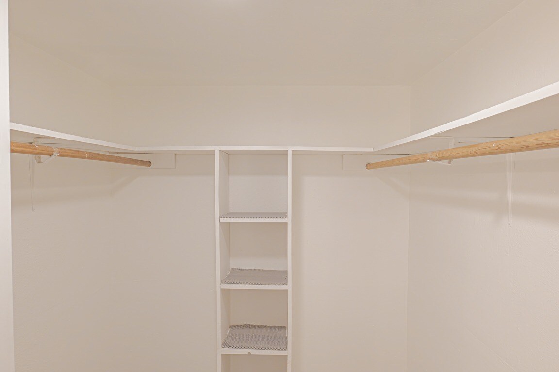 Building Photo - 8087 Meadow Rd