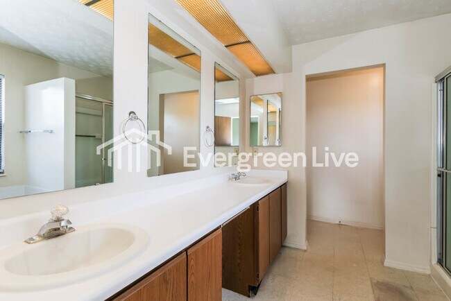 Building Photo - 8688 Deer Hollow Dr