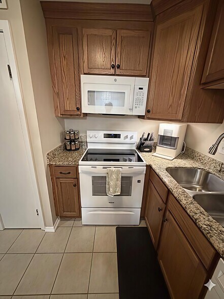 Kitchen - 500 Lake Marina Dr