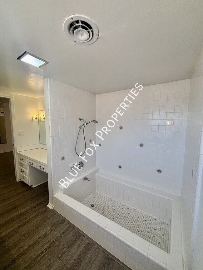 Building Photo - 900 E Vía Lucitas