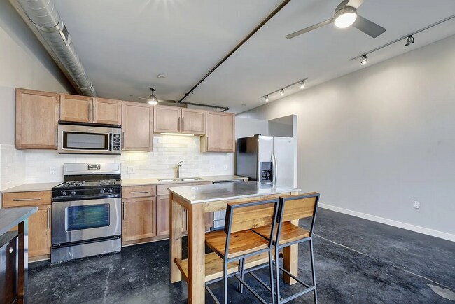 Building Photo - 1601 E Cesar Chavez St