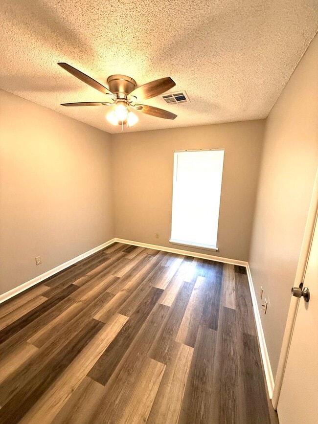 Building Photo - ** 3 bed 1 bath located in Chisolm ** Call...