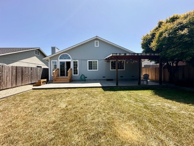 Building Photo - Bright & Spacious 3 Bed / 2 Bath - Gorgeou...