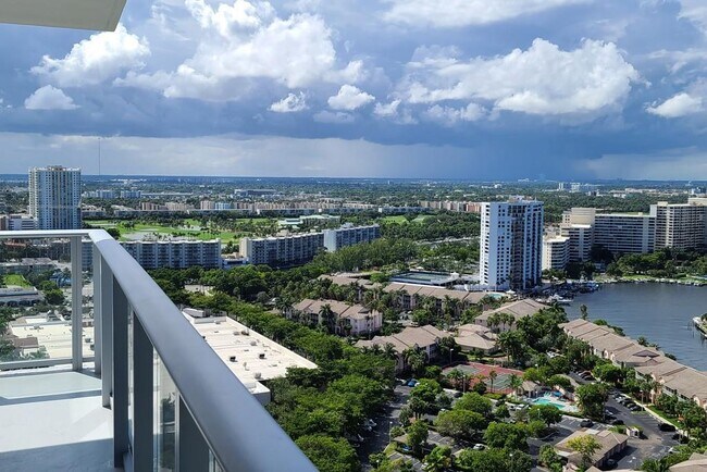 Building Photo - 2602 E Hallandale Beach Blvd