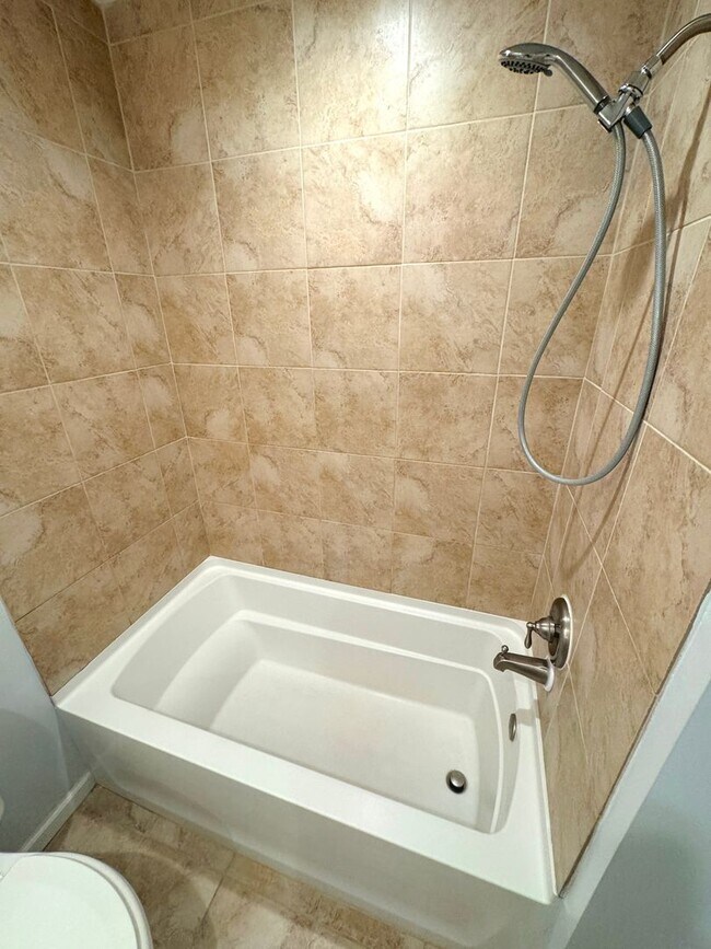 Building Photo - End unit Townhome in the heart of Chesapeake! Available Late July