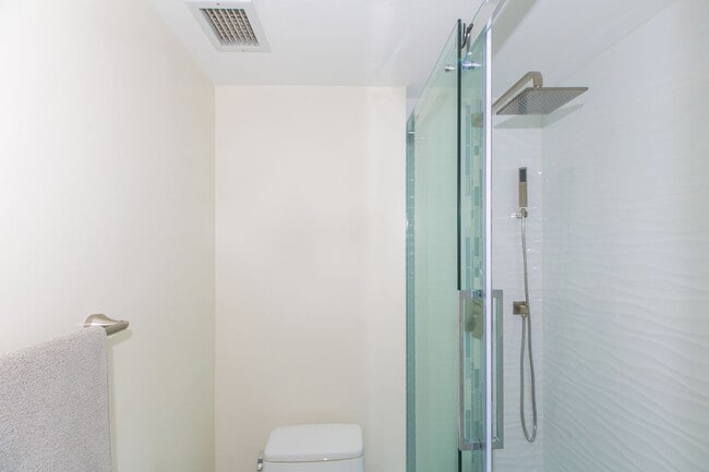 Building Photo - Canterbury Place - Fully renovated with hi...