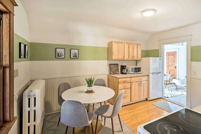 Building Photo - 1 Bedroom + Den (Lower) & 2 Bedroom (Upper)  - St. Paul Duplex - Both Units Avaialble