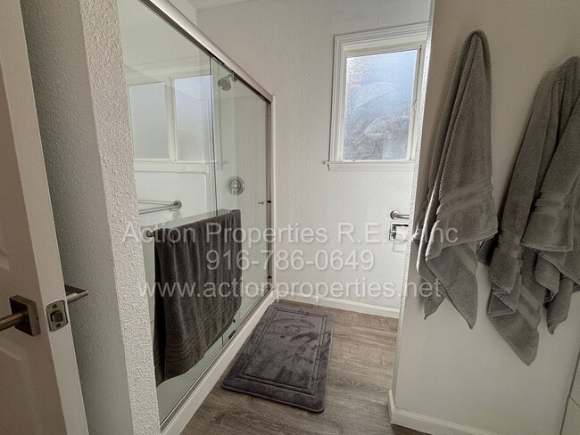 Building Photo - Downtown Roseville - 2 Bed, 1 Bath - Single Level Bungalow - Landscaping Included - Utilities Inc...