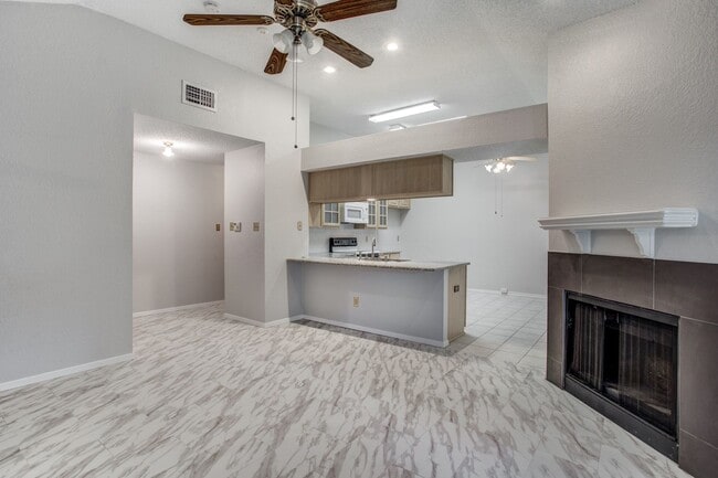Building Photo - 3 Bedroom Duplex - Updated and Bright - Av...