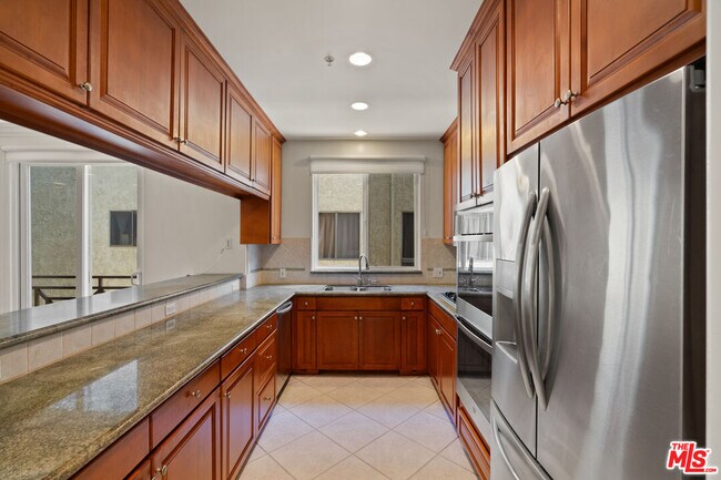 Building Photo - 2306 Fox Hills Dr