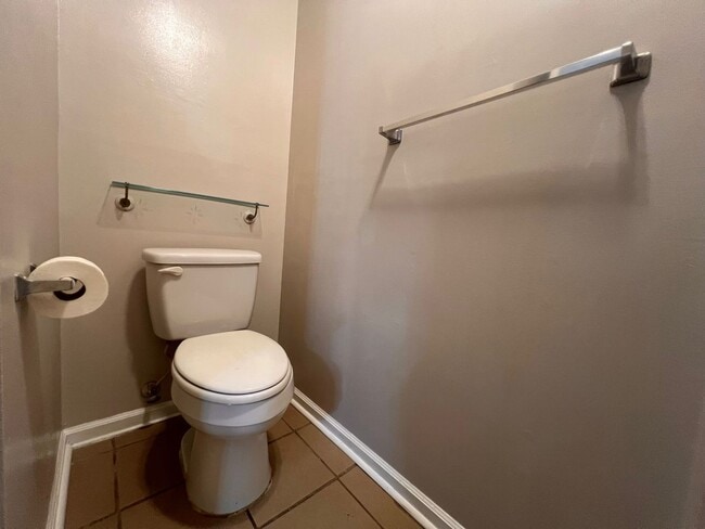 Building Photo - 1 Bedroom Apartment in Hampton Club – Move...