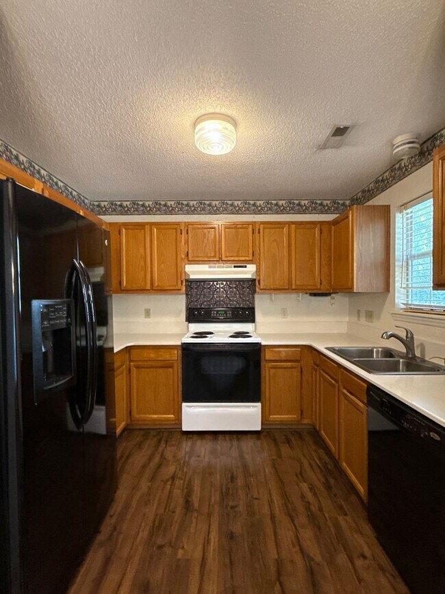 Building Photo - 3-Bedroom Home close to University!