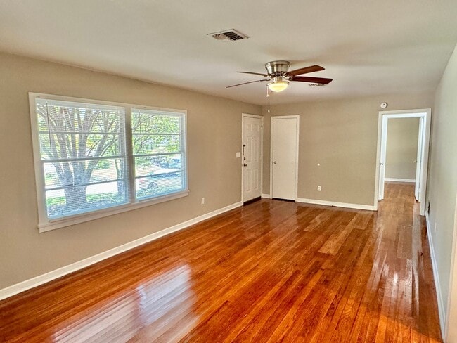Building Photo - Move-in Ready ! Bright 3 Bedroom