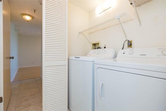 Building Photo - 5950 Pelican Bay Plaza S