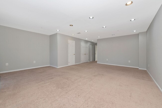 Building Photo - Fantastic Townhouse w/ Garage - Quick High...