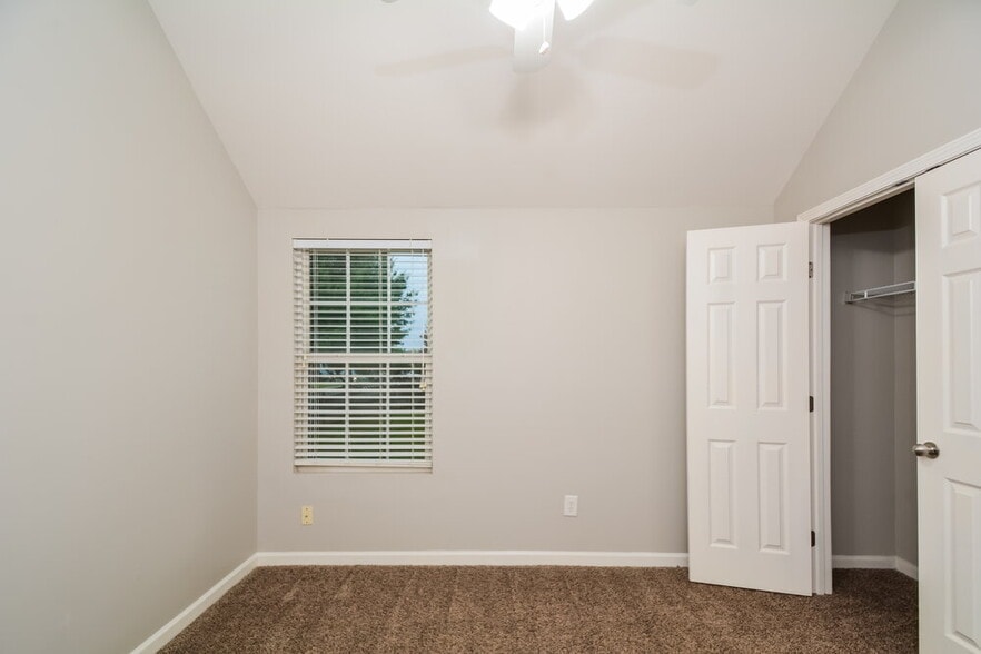 Building Photo - 923 Red Oak Tree Dr