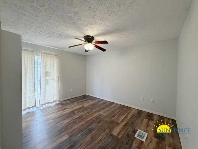 Building Photo - Gorgeous 2 Story Townhome in Fort Walton Beach!