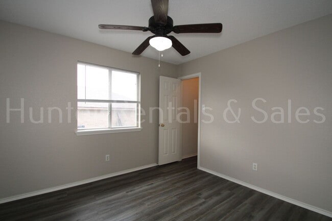 Building Photo - Close to Schools off of Chantz Drive!