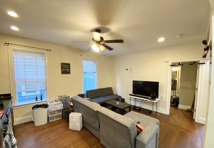 Building Photo - 178 Hillside St