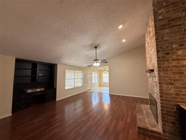 Building Photo - 3031 Green Fields Dr