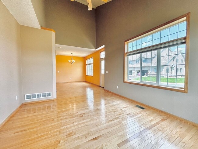 Building Photo - Spacious 3bed Townhome in Coon Rapids.  FI...