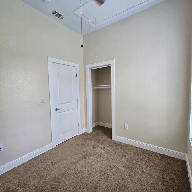 Building Photo - 1818 B Elvin - Move in Ready!!