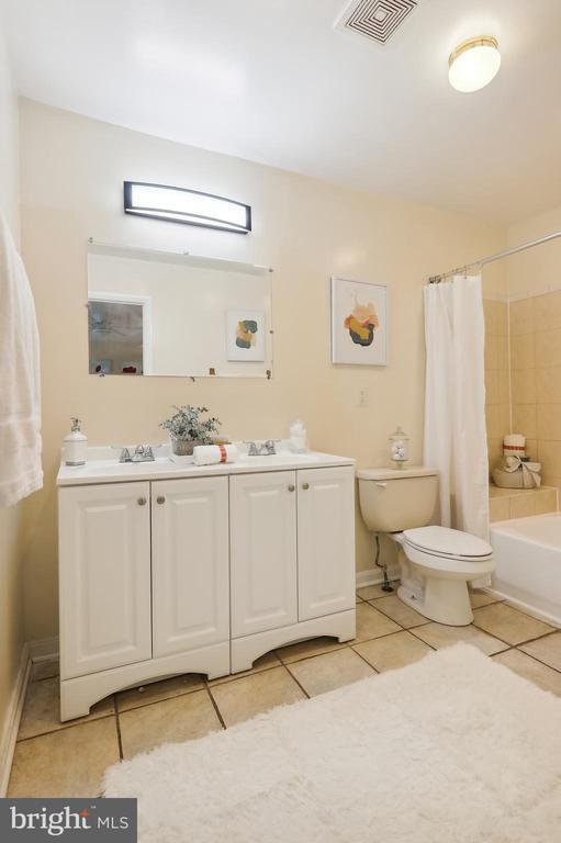 Building Photo - 517 Carmody Hills Dr