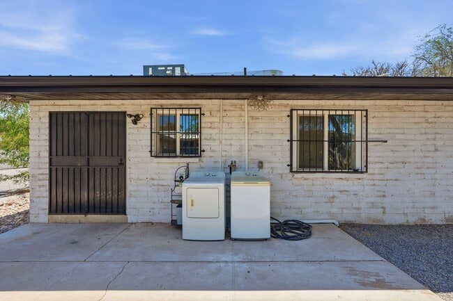 Building Photo - 2535 N Dodge Blvd