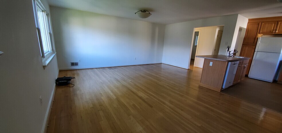 great room - 4114 18th Rd N