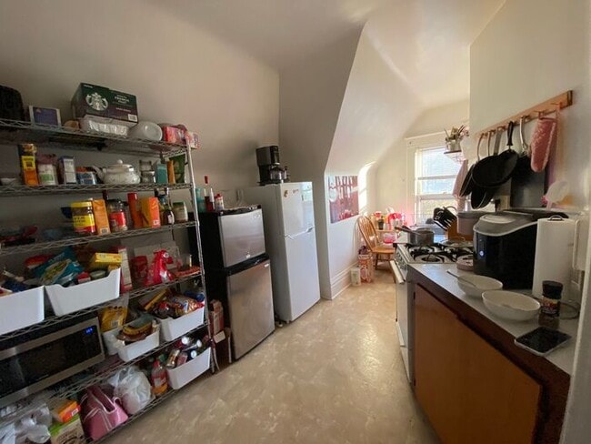 Building Photo - $6,000 | 8 Bedroom, 4 Bathroom Multi Floor...