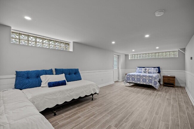 Building Photo - Charming Furnished Estate with Full-Servic...