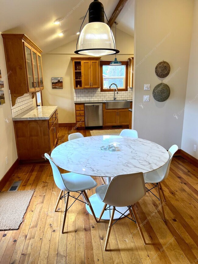 Building Photo - *Unfurnished* Charming, updated and walkable west side 3 BR + den/office