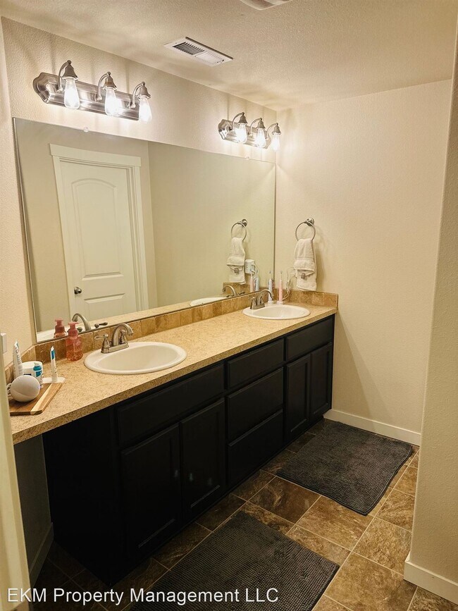 Building Photo - 3 br, 2.5 bath House - 2502 NE 130th Avenu...