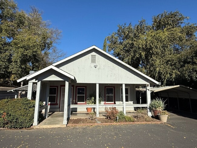 Building Photo - 3 Bedroom 1 Bath House!