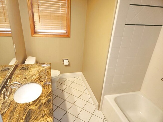 Building Photo - Large Private Luxury Home in Pinebrook  Es...