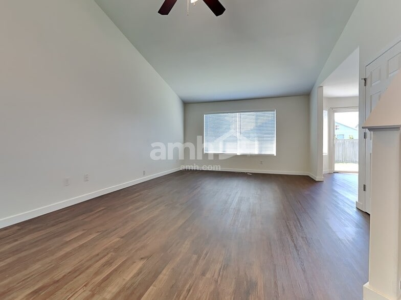 Building Photo - 16615 Greenleaf Ave SE
