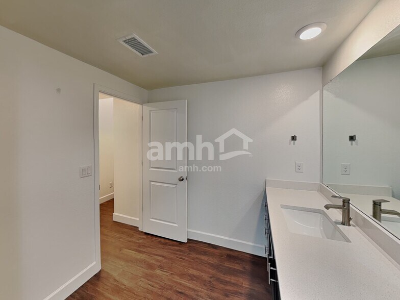 Building Photo - 14982 W 82nd Pl