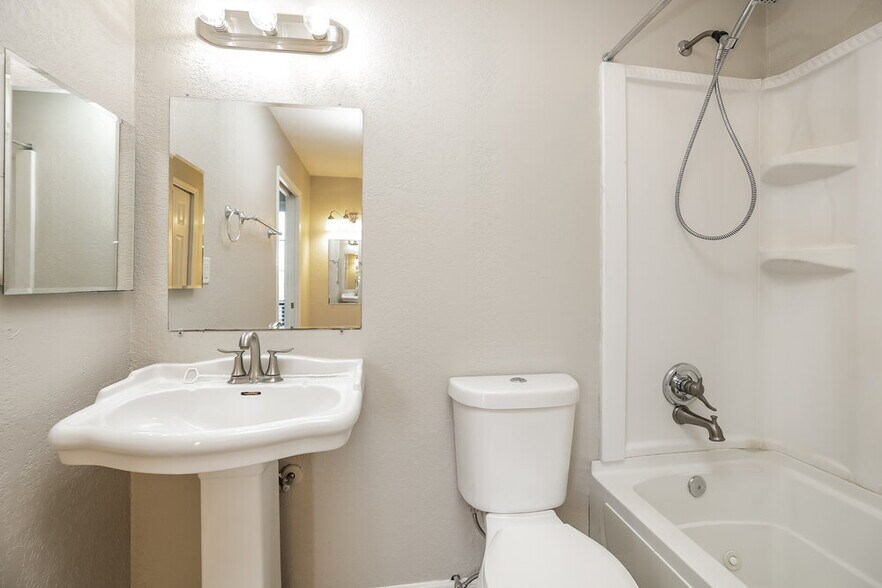 Building Photo - 971 Winsome Rd