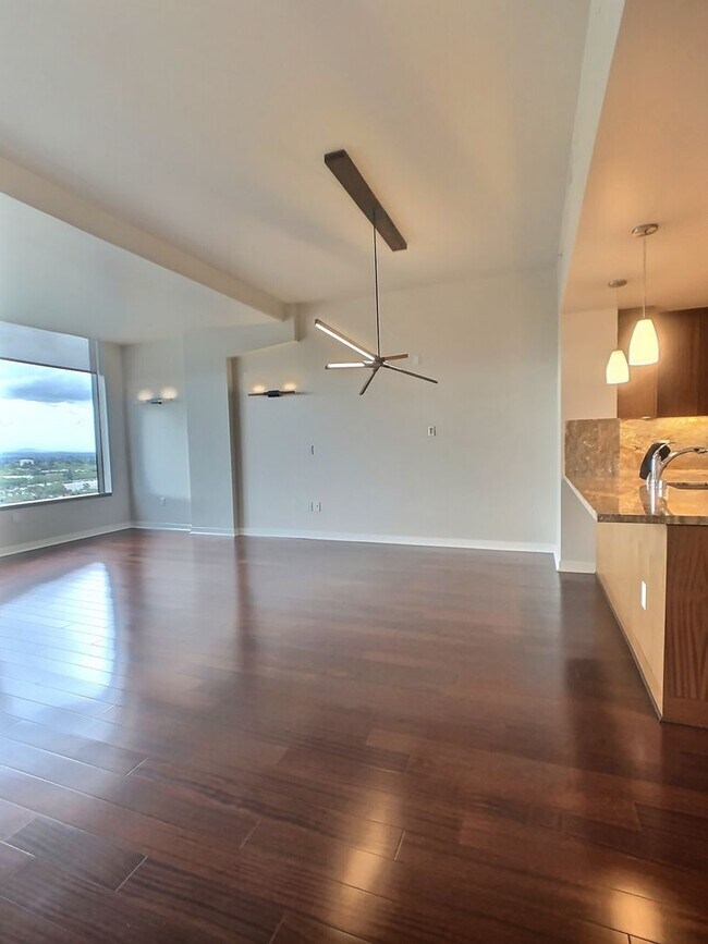 Building Photo - 20th Floor Spacious 3 Bedroom Condo with Den