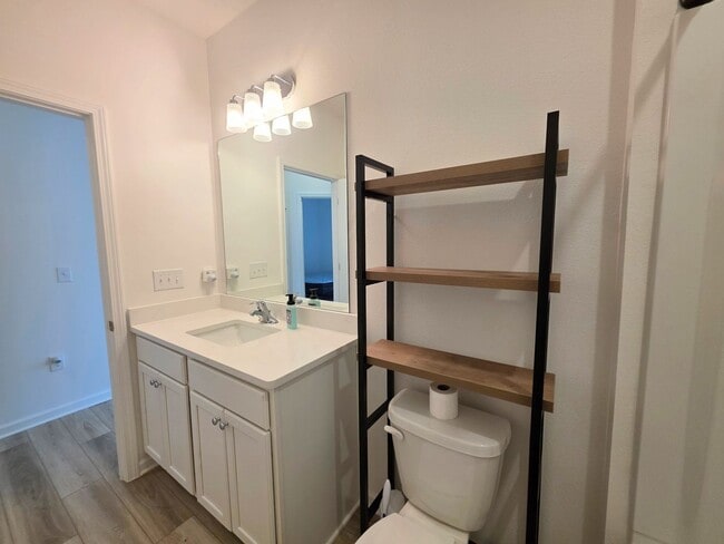 Building Photo - 3BR/2BA home with internet included